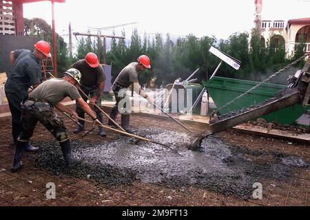 Les membres du 8th Engineer support Battalion, 2nd Fleet Service support, Charlie Company, travaillent ensemble pour remplir le patio devant le centre communautaire de Babonneau de ciment. Environ 100 membres de la Marine, de l'Armée de terre et de la Force aérienne ont été déployés à Castries, à Sainte-Lucie, dans le cadre de l'opération NOUVEAUX HORIZONS. L'opération a une mission à deux volets de formation à l'état de préparation et d'assistance humanitaire dans les Caraïbes et en Amérique latine. Objet opération/série: NOUVEAUX HORIZONS base: Castries pays: Sainte-Lucie (LCA) Banque D'Images