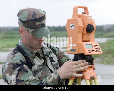 LE Caporal Doug B. Shepard, ingénieur SPÉCIALISTE, Escadron de soutien de l’escadre Marine (SMSS) 172, met un géodimètre sur un trépied avant d’arpenter les aérodromes de Tinian. LE CPL Shepard était l'une des nombreuses Marines du MWSS 172 qui ont effectué un relevé à vue à bord de l'île de Tinian pour discuter de la possibilité de rendre l'aérodrome plus actif à l'avenir. Base: Île Tinian pays: Îles Mariannes du Nord (MNP) Banque D'Images