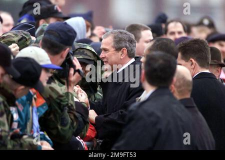 LE président AMÉRICAIN George W. Bush accueille la foule à la base aérienne de Langley, en Virginie. La présidente et Mme Laura Bush ont atterri à Langley en route pour la cérémonie de baptême de l'USS RONALD REAGAN (CVN 76) (non montré) à Newport News Shipbuilding, en Virginie. Plusieurs centaines d'aviateurs et leurs familles ont accueilli le Président et la première Dame en Virginie. Base: Langley Air Force base État: Virginia (va) pays: Etats-Unis d'Amérique (USA) Banque D'Images