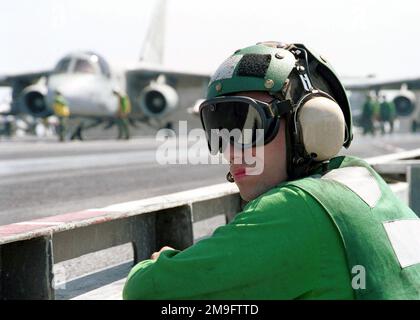 Aviation Boatswain's Mate (Equipmentman) de troisième classe John Mozdzien regarde comme un S-3 Viking de l'escadron antisous-marin de Carrier vingt-deux (VS-22), 'Checkmatess', se prépare à lancer à partir de catapulte quatre à la taille du pont de vol à bord de l'USS Harry S. Truman (CVN 75). TRUMAN est à la station dans le golfe Arabo-Persique pour soutenir l'opération SOUTHERN WATCH. L'OBSERVATION DU SUD établit une zone d'exclusion aérienne au sud au-dessus de l'Irak et s'étend jusqu'aux frontières au sud de Bagdad, capitale de l'Irak. Objet opération/série : BASE DE VEILLE DU SUD : USS Harry S. Truman (CVN 75) Banque D'Images