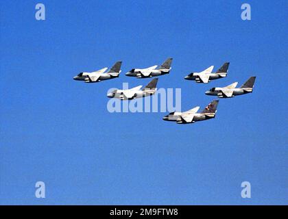 Six avions S-3 Viking de l'escadron antisous-marin basé sur Carrier vingt-deux (VS-22) volent dans une formation de diamants au-dessus du pont de vol de l'USS HARRY S. TRUMAN (CVN 75) (non illustré). Truman est à la station dans le golfe Persique pour appuyer l'opération SOUTHERN WATCH. Sujet opération/série: SUD PAYS DE VEILLE: Inconnu Banque D'Images