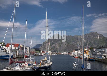 Bateaux à voile dans le port de Henningsvaer, Austvagoya, Iles Lofoten, Norvège, Banque D'Images