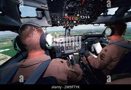 Le major DE la Force aérienne DES ÉTATS-UNIS Brad Bredenkamp et le capitaine de la Force aérienne des États-Unis Dan Mattman, 962nd Escadron de contrôle aérien E-3 Sentry Airborne Warning and Control System (AWACS), équipe de plate-forme aérienne de la base aérienne d'Elmendorf, en Alaska, se préparent à atterrir à la base aérienne d'Incirlik, en Turquie, pendant l'opération NORTHERN WATCH. Objet opération/série: BASE DE SURVEILLANCE DU NORD: Base aérienne d'Incirlik, Adana pays: Turquie (TUR) Banque D'Images