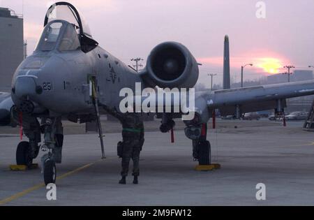 LE Sergent technique DE LA Force aérienne AMÉRICAINE Roberts, du 27th Escadron de chasse, abaisse la canopée sur un Avion A-10 Thunderbolt, alors que le soleil se lève le premier jour de l'inspection de préparation opérationnelle (ORI) de la base aérienne d'Osan, en République de Corée, en 2001. Base: Osan Air base pays: République de Corée (KOR) Banque D'Images