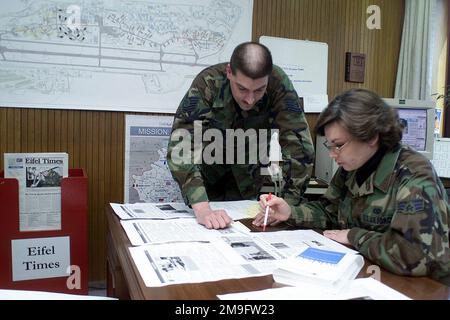 RICH Romero, sergent technique DE LA Force aérienne DES ÉTATS-UNIS, 52nd, aile Fighter (FW) Bureau des affaires publiques renseignements internes Officier responsable non-commisté (NCOIC), et Jennifer Lindsey, AVIENNE PRINCIPALE de la Force aérienne des États-Unis, rédactrice en chef d'Eifel Times, passent en revue les plans de pré-production du journal de la base aérienne de Spangdahlem. Le FW/PA 52nd est le lauréat du prix de réalisation de la PA 2000 de la Force aérienne dans la catégorie information interne. Base: Spangdahlem Air base État: Rheinland-Pfalz pays: Allemagne / Allemagne (DEU) Banque D'Images