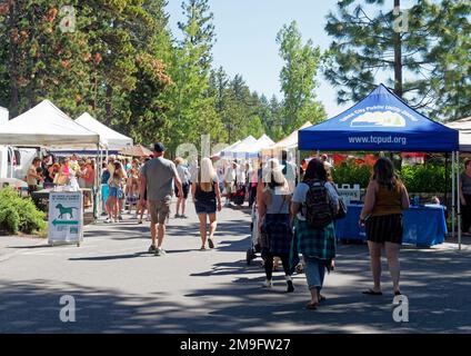 Le marché populaire et bien fréquenté des agriculteurs de Tahoe City, comté de placer, Californie, qui vend de la viande, des fruits, des légumes et des produits artisanaux en juin 2022 Banque D'Images