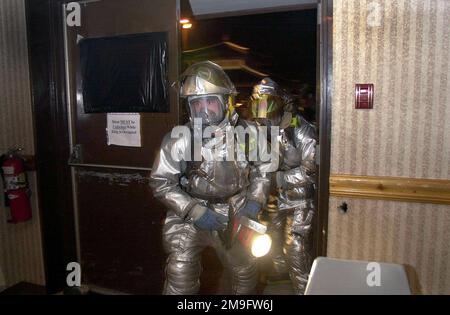 Pompiers affectés au 8th Escadron de génie civil, 8th Groupe de soutien, 8th escadre de combat, base aérienne de Kunsan, République de Corée, Préparez-vous à combattre un tir simulé à l'unité de traitement de l'état de préparation (RPU). Les compétences en matière de combat de guerre ont été mises à l'épreuve cette semaine au cours de leur inspection semestrielle de préparation opérationnelle. Base: Kunsan Air base pays: République de Corée (KOR) Banque D'Images