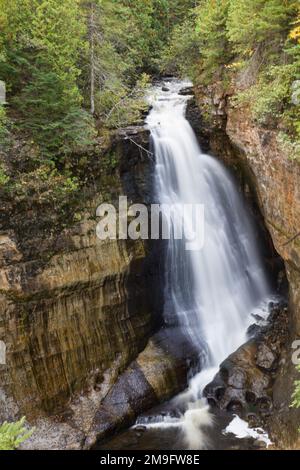 Vue surélevée de la cascade, Miners Falls, Pictured Rocks National Lakeshore, comté d'Alger, Michigan, États-Unis Banque D'Images