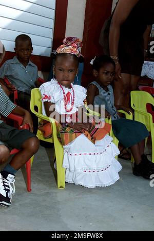 Jn-Namkie Joseph, une petite fille de 2 1/2 ans de l'île Windward de Sainte-Lucie, attend patiemment sur le patio du nouveau centre communautaire construit par des membres des Marines américaines. US Marines du 8th Engineer support Battalion, 2nd Fleet Service support, Charlie Company a construit le centre communautaire de Babanneau, Sainte-Lucie, au cours de l'exercice NEW HORIZONS 2000. Sujet opération/série: NOUVEAUX HORIZONS 2000 base: Bababbeau pays: Sainte-Lucie (LCA) Banque D'Images