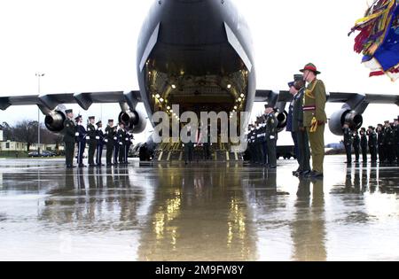 Un garde d'honneur conjoint des soldats de l'armée de l'air américaine et UN AVIATEUR de l'armée de l'air américaine, ainsi que des membres du Service militaire étranger, saluent l'un des coffres drapés du drapeau d'un avion C-17 Globe MASTER III de l'armée de l'air américaine à la base aérienne de Ramstein, Allemagne pendant la cérémonie du soldat tombé pour six soldats de la Coalition tués lors d'un exercice d'entraînement le 12 mars 2001 au Koweït. (Dupliquer l'image, voir aussi DF-SD-02-02954 ou rechercher 010315-F-2454T-500). Base: Ramstein Air base État: Rheinland-Pfalz pays: Allemagne (DEU) Banque D'Images