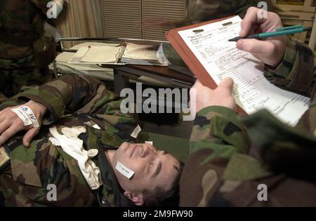 Le capitaine DE la Force aérienne DES ÉTATS-UNIS (Dr) Arthur Blain, 51st Medical Group, base aérienne d'Osan, République de Corée, diagnostique le sergent d'ÉTAT-MAJOR de la Force aérienne des États-Unis Bill Tramel, 51st civil Engineering Squadron, d'une fracture du crâne après une simulation D'attaque DE MISSILE SCUD lors de l'inspection opérationnelle d'Osan (ORI). Base: Osan Air base pays: République de Corée (KOR) Banque D'Images