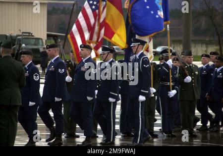 Une équipe de garde d'honneur de l'armée de l'air américaine marche en place lors de la cérémonie du soldat tombé à la base aérienne de Ramstein, en Allemagne. La cérémonie rend hommage aux six soldats de la Coalition tués lors d'exercices d'entraînement au Koweït le 12 mars 2001. (Dupliquer l'image, voir également DFSD0202959 ou rechercher 010315F2715C500). Base: Ramstein Air base État: Rheinland-Pfalz pays: Allemagne (DEU) Banque D'Images