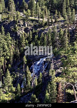 Cascades d'eau le long des chutes d'Eagle, au-dessus du parc national d'Emerald Bay, dans la région sud-ouest du lac Tahoe, dans les montagnes de la Sierra Nevada, en Californie. Banque D'Images