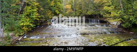 Cascade dans une forêt, au train Falls, Munising, comté d'Alger, péninsule supérieure, Michigan, États-Unis Banque D'Images