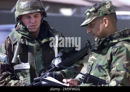 LE SERGENT ANTONY J. Person, inspecteur général de la Force aérienne DU Pacifique, explique quelques observations qu'il a faites sur le travail de réparation effectué par le CHEF de la Force aérienne des États-Unis Matthew Tindall, 51st Escadron de génie civil, lors de la récente inspection de l'état de préparation opérationnelle tenue à la base aérienne d'Osan, République de Corée. Base: Osan Air base pays: République de Corée (KOR) Banque D'Images