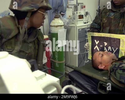 CARLA Scott, un AVIATEUR PRINCIPAL DE la US Air Force, un technicien en radiologie affecté au groupe médical 8th, 8th Fighter Wing, à la base aérienne de Kunsan, en République de Corée, se prépare à radier un patient qui a été blessé lors d'une simulation D'attaque DE missile SCUD. L'état de préparation des hôpitaux a été testé au cours de ces semaines Beverly Bearcat Operational Readiness inspection. Base: Kunsan Air base pays: République de Corée (KOR) Banque D'Images