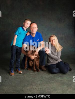 Portrait de famille avec Chocolate Labrador Banque D'Images