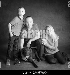 Portrait de famille avec Chocolate Labrador Banque D'Images