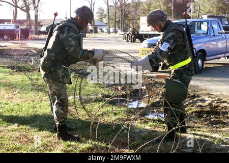 Le sergent technique DE LA Force aérienne AMÉRICAINE Mitchell Baylor, à gauche, et L'AVIATEUR de la Force aérienne des États-Unis Clay Riley, 1st, Escadron de génie civil, mesurent et ont mis en place des câbles en concertina dans le secteur du cantonnement pendant l'INSPECTION de préparation opérationnelle de LA 1st Escadre Fighter, à la base aérienne de Langley, en Virginie. Langley abrite le quartier général du Commandement de combat aérien, le plus grand commandement de la Force aérienne des États-Unis. (Dupliquer l'image, voir également DFSD0201603 ou rechercher 010319F3405C001). Base: Langley Air Force base État: Virginia (va) pays: Etats-Unis d'Amérique (USA) Banque D'Images