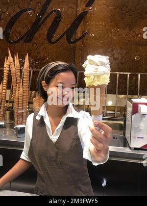 Fille dans un magasin de glace à Rome Banque D'Images