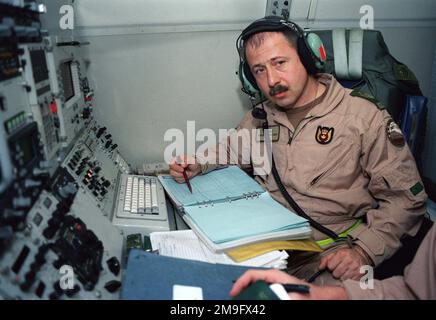 LE CAPORAL-CHEF du Commandement aérien des Forces canadiennes Dominic 'deg' Digiovantonio, 962nd Escadron de contrôle aérien, base aérienne d'Elmendorf, Alaska, charge de l'information tactique interarmées critique à la table du système distribué, à bord d'un avion E-3 Sentry Airborne Warning and Control System (AWACS) de la Force aérienne des États-Unis, qui vole à l'appui de l'opération NORTHERN WATCH. Objet opération/série: BASE DE SURVEILLANCE DU NORD: Base aérienne d'Incirlik, Adana pays: Turquie (TUR) Banque D'Images