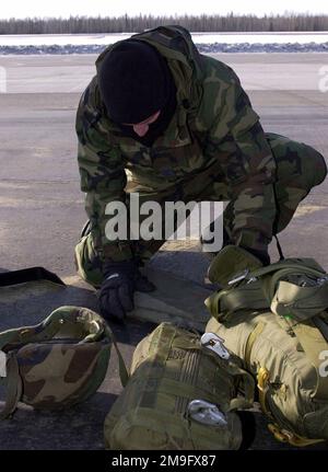 Le contrôleur de combat, le capitaine Wallpert de la US Air Force de l'escadron de tactiques spéciales 22nd de la base aérienne de McChord, à Washington, se prépare à une inspection du capitaine de saut avant d'embarquer dans un avion Hercules C-130 de la Garde nationale aérienne (non illustré) pour un saut pendant l'exercice NORTHERN EDGE 2001. Objet opération/série : NORTHERN EDGE 2001 pays : États-Unis d'Amérique (USA) Banque D'Images