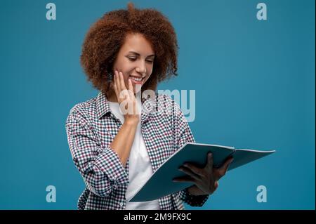 Jeune mangaer avec projet pavres dans les mains ayant l'air content Banque D'Images