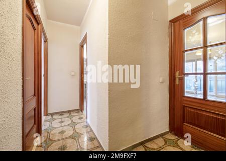 Couloir distributeur d'une maison avec sols en grès vert d'époque, charpenterie sapelli et murs avec gotelet Banque D'Images