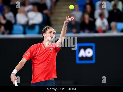 Melbourne, Australie. 18th janvier 2023. Daniil Medvedev of Russia sert pendant le match des hommes célibataires 2nd Round contre John Millman of Australia au tournoi de tennis Open d'Australie à Melbourne, en Australie, le 18 janvier 2023. Credit: Guo Lei/Xinhua/Alay Live News Banque D'Images