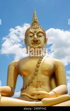 Statue du Grand Bouddha d'or au temple de Saraburi. Banque D'Images