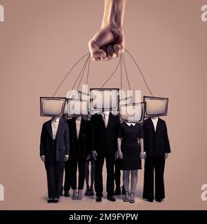 Collage d'art contemporain. Groupe de personnes avec des têtes de télévision rétro debout comme des zombies. Suivi aveugle, désinformation. Concept de censure, médias de masse Banque D'Images