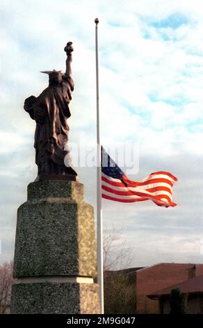 Vue de l'arrière de la statue de la liberté de l'aile Fighter de 48th située à la Royal Air Force Lakenheath, Royaume-Uni, montrant le drapeau américain en Berne. Le drapeau a été abaissé en l'honneur de deux pilotes de l'US Air Force qui ont été tués dans un accident d'avion. Les pilotes étaient le lieutenant-colonel Ken 'Buster' Hyvonen de l'USAF 48th Operational support Squadron et le capitaine Kirk 'Jammer' Jones de l'USAF 493rd Fighter Squadron. (Image sous-standard). Base: RAF Lakenheath pays: Royaume Uni (GBR) Banque D'Images