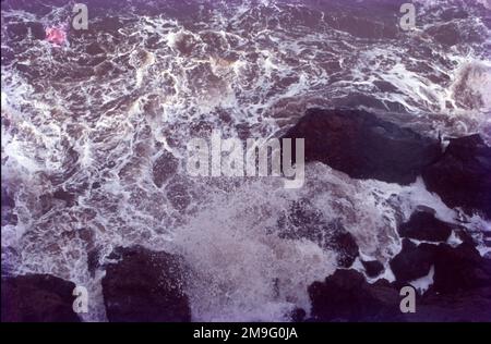 Attrition. L'attrition se produit lorsque des matériaux tels que des roches et des pierres transportées par des vagues frappent et se cognent les uns contre les autres les usant. Comme ces matériaux sont usés le sable et les galets de plage arrondis sont formés. Falaises. Les falaises de mer sont l'un des exemples les plus clairs de l'érosion de la mer que nous pouvons voir.Une vague de plongée se brise avec plus d'énergie qu'une vague de déversement beaucoup plus grande. L'onde peut piéger et comprimer l'air sous la lèvre, ce qui crée le son de « choc » associé aux vagues. Avec les grandes vagues, cet accident peut être ressenti par les personnes en bord de mer sur terre. Banque D'Images