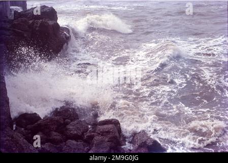 Attrition. L'attrition se produit lorsque des matériaux tels que des roches et des pierres transportées par des vagues frappent et se cognent les uns contre les autres les usant. Comme ces matériaux sont usés le sable et les galets de plage arrondis sont formés. Falaises. Les falaises de mer sont l'un des exemples les plus clairs de l'érosion de la mer que nous pouvons voir.Une vague de plongée se brise avec plus d'énergie qu'une vague de déversement beaucoup plus grande. L'onde peut piéger et comprimer l'air sous la lèvre, ce qui crée le son de « choc » associé aux vagues. Avec les grandes vagues, cet accident peut être ressenti par les personnes en bord de mer sur terre. Banque D'Images