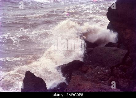 Attrition. L'attrition se produit lorsque des matériaux tels que des roches et des pierres transportées par des vagues frappent et se cognent les uns contre les autres les usant. Comme ces matériaux sont usés le sable et les galets de plage arrondis sont formés. Falaises. Les falaises de mer sont l'un des exemples les plus clairs de l'érosion de la mer que nous pouvons voir.Une vague de plongée se brise avec plus d'énergie qu'une vague de déversement beaucoup plus grande. L'onde peut piéger et comprimer l'air sous la lèvre, ce qui crée le son de « choc » associé aux vagues. Avec les grandes vagues, cet accident peut être ressenti par les personnes en bord de mer sur terre. Banque D'Images