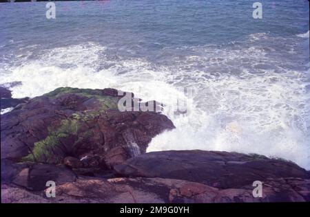 Attrition. L'attrition se produit lorsque des matériaux tels que des roches et des pierres transportées par des vagues frappent et se cognent les uns contre les autres les usant. Comme ces matériaux sont usés le sable et les galets de plage arrondis sont formés. Falaises. Les falaises de mer sont l'un des exemples les plus clairs de l'érosion de la mer que nous pouvons voir.Une vague de plongée se brise avec plus d'énergie qu'une vague de déversement beaucoup plus grande. L'onde peut piéger et comprimer l'air sous la lèvre, ce qui crée le son de « choc » associé aux vagues. Avec les grandes vagues, cet accident peut être ressenti par les personnes en bord de mer sur terre. Banque D'Images