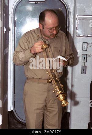 LE CHEF James Sirigos, mécanicien de charpente de l'aviation AMÉRICAINE (hydraulique), utilise de l'encens lors d'une cérémonie de la Résurrection orthodoxe de l'est dans la chapelle à bord de l'USS HARRY S. TRUMAN (CVN 75). Les marins et les Marines stationnés sur le porte-avions ont célébré le dimanche de Pâques en mer avec une offre de cinq services religieux. Truman est à la station dans le golfe Persique pour appuyer l'opération SOUTHERN WATCH. Objet opération/série : BASE DE VEILLE DU SUD : USS Harry S. Truman (CVN 75) Banque D'Images