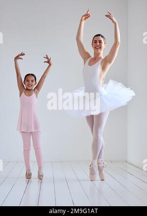 Les danseurs n'ont pas besoin d'ailes pour voler. Portrait d'une petite fille pratiquant le ballet avec son professeur dans un studio de danse. Banque D'Images