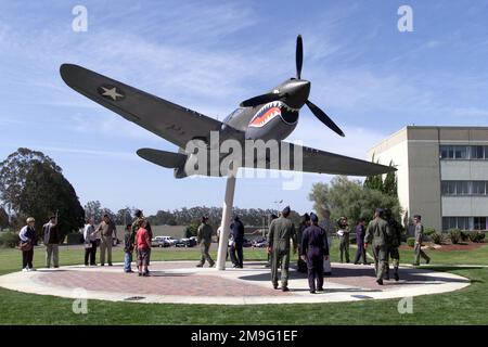 Une réplique du Tomahawk P-40E utilisé pendant la Seconde Guerre mondiale par les Flying Tigers, fondateurs de la Force aérienne de 14th, est montée près du poste de commandement pour le plaisir de regarder le public. Sur la plaque : « cet avion est dédié à tous les Tigres volants du passé, du présent et du futur, à ceux qui ont ouvert la voie de la gloire dans les Skies de Chine pendant la Seconde Guerre mondiale, et à ceux qui ont frayé un chemin de gloire dans l'espace. » Un événement de cérémonie a eu lieu pour le dévoilement du combattant de guerre au quartier général de l'aile spatiale 30th à la base aérienne de Vandenberg, en Californie, sur 17 avril 2001. Base: Vandenberg Air Force base État: Californie Banque D'Images
