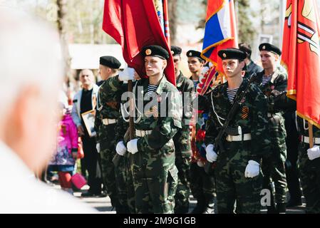 VICHUGA, RUSSIE - 9 MAI 2018 : jeunes hommes en uniforme au défilé de la victoire de la Seconde Guerre mondiale avec drapeaux Banque D'Images