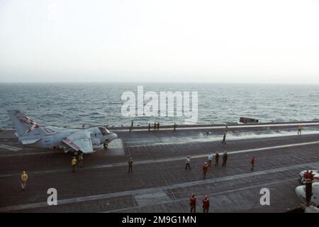 Un avion Viking S-3 de l'escadron antisous-marin Twenty-Two (VS-22) se prépare à lancer un catapulte à la taille sur le pont de vol de l'USS HARRY S. TRUMAN (CVN 75). Truman est à la station dans le golfe Persique pour appuyer l'opération SOUTHERN WATCH. Objet opération/série : BASE DE VEILLE DU SUD : USS Harry S. Truman (CVN 75) Banque D'Images