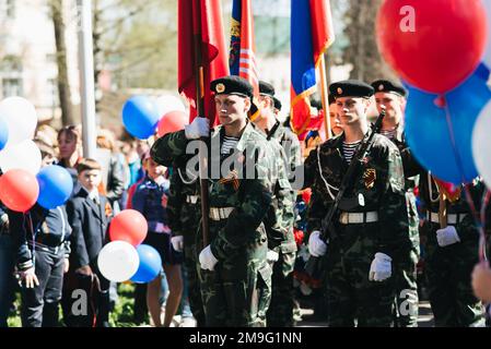 VICHUGA, RUSSIE - 9 MAI 2018 : jeunes hommes en uniforme au défilé de la victoire de la Seconde Guerre mondiale avec drapeaux Banque D'Images