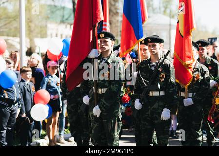 VICHUGA, RUSSIE - 9 MAI 2018 : jeunes hommes en uniforme au défilé de la victoire de la Seconde Guerre mondiale avec drapeaux Banque D'Images