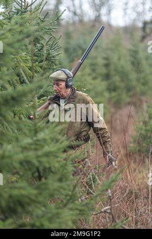 homme de tournage difficile dans les bois Banque D'Images