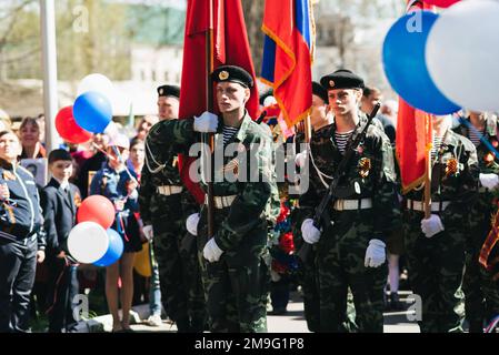 VICHUGA, RUSSIE - 9 MAI 2018 : jeunes hommes en uniforme au défilé de la victoire de la Seconde Guerre mondiale avec drapeaux Banque D'Images