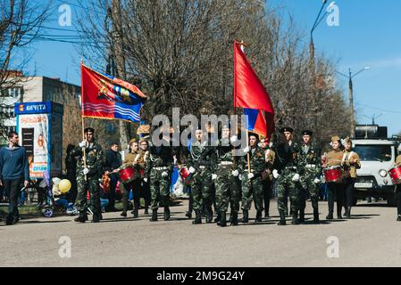 VICHUGA, RUSSIE - 9 MAI 2018 : jeunes hommes en uniforme au défilé de la victoire de la Seconde Guerre mondiale avec drapeaux Banque D'Images