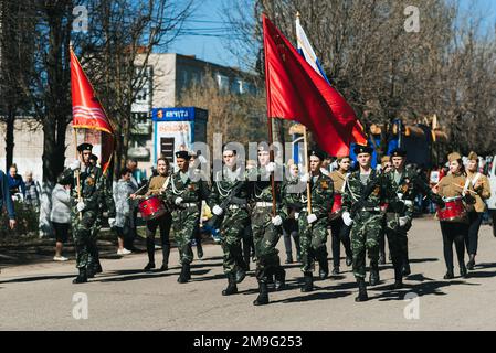 VICHUGA, RUSSIE - 9 MAI 2018 : jeunes hommes en uniforme au défilé de la victoire de la Seconde Guerre mondiale avec drapeaux Banque D'Images