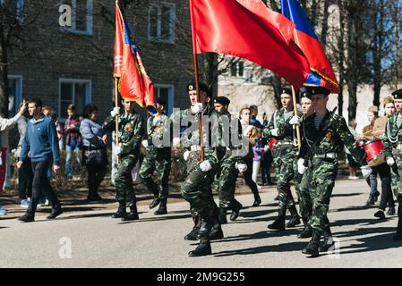 VICHUGA, RUSSIE - 9 MAI 2018 : jeunes hommes en uniforme au défilé de la victoire de la Seconde Guerre mondiale avec drapeaux Banque D'Images