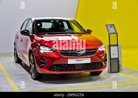 Nouvelle voiture électrique à hayon Opel (Vauxhall) Corsa-e présentée au salon européen de l'automobile de Bruxelles. Bruxelles, Belgique - 13 janvier 2023. Banque D'Images