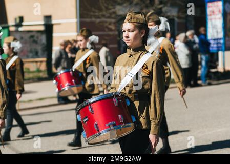 VICHUGA, RUSSIE - 9 MAI 2018 : filles en uniforme avec des tambours sur la procession du régiment immortel au défilé de la victoire en l'honneur de la Seconde Guerre mondiale Banque D'Images
